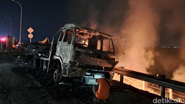 truk tangki metanol terbakar hebat di tol jombang