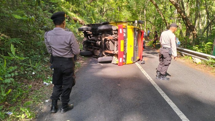 Truk terguling di Jalan Kaliurang, Muntuk, Kapanewon Dlingo, Bantul, Jumat (8/12/2023).