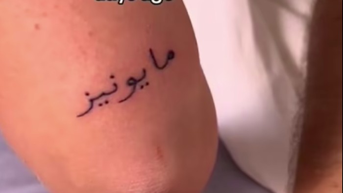 Turis Swedia tato lengan dalam bahasa Arab