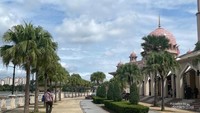 Sekitar Masjid Putra