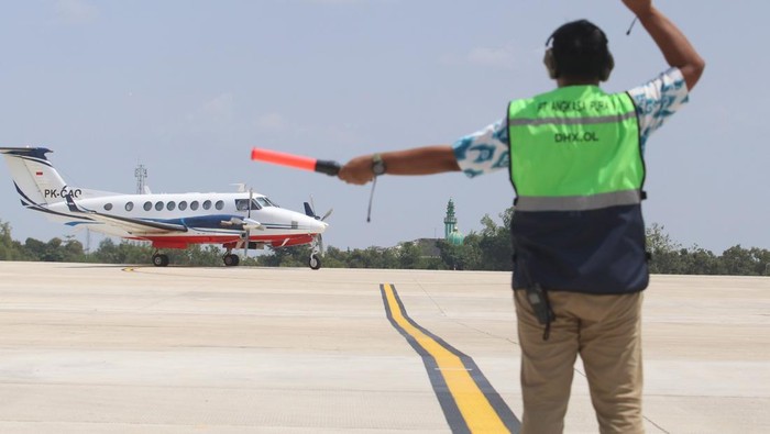 Uji kalibrasi Bandara Internasional Dhoho Kediri Petugas menyiapkan pesawat jenis Beechcraft Super King Air sebagai proses uji kalibrasi di Bandara Internasional Dhoho di Kediri, Jawa Timur, Jumat (8/12/2023). Uji kalibrasi atau serangkaian tes peralatan bandara terkait navigasi dan non-navigasi tersebut sebagai upaya memastikan kesiapan operasional Bandara Internasional Dhoho. ANTARA FOTO/Prasetia Fauzani/foc.