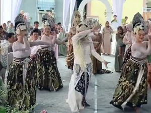 Pernikahan Viral, Pengantinnya Menari Mojang Priangan Saat Resepsi Pernikahan