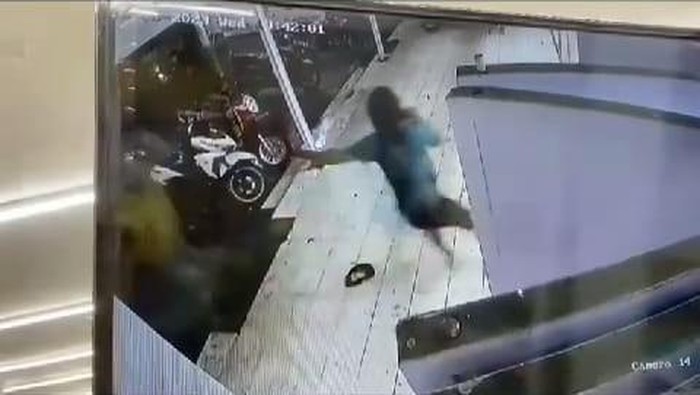 Viral rekaman tukang parkir jadi korban pembacokan orang tak dikenal di Sidoarjo
