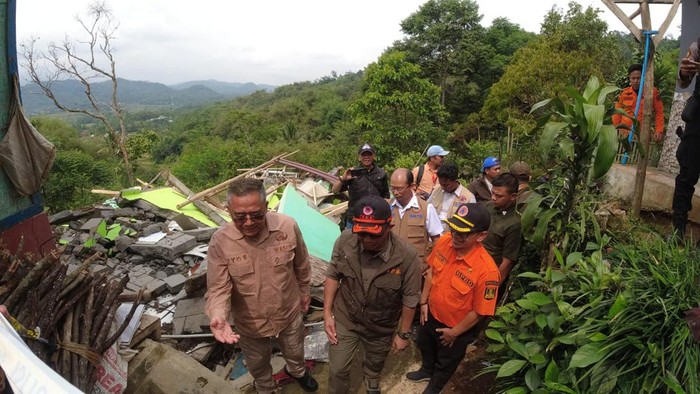 Wabup Sukabumi Dampingi Kepala BNPD Tinjau Retakan Tanah Cireunghas
