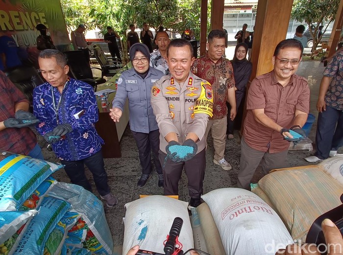 Wakapolresta Banyumas, AKBP Hendri Yulianto dan Kepala BPSIP Yogyakarta, Widada, menunjukkan pupuk palsu yang beredar di Banyumas, Jumat (8/12/2023).