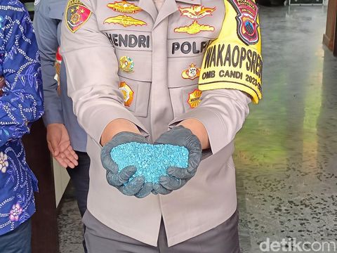 Wakapolresta Banyumas, AKBP Hendri Yulianto dan Kepala BPSIP Yogyakarta, Widada, menunjukkan pupuk palsu yang beredar di Banyumas, Jumat (8/12/2023).