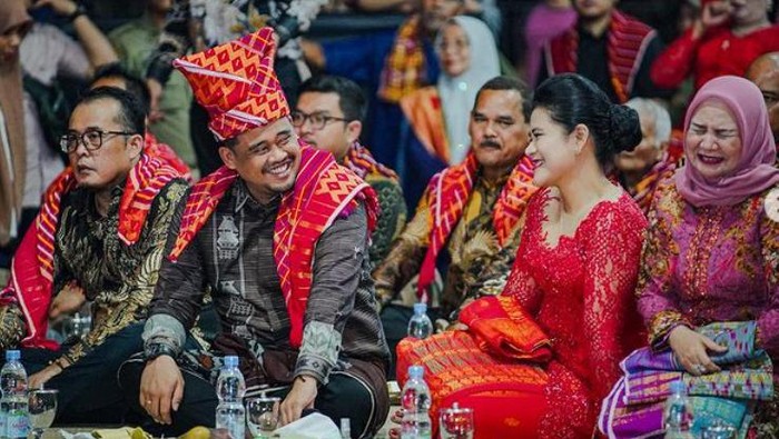 Wali Kota Medan Bobby Nasution dan istrinya Kahiyang Ayu saat hadiri acara Merdang Merdem Kerja Tahun 2023. (Foto: Instagram @Bobbynst)