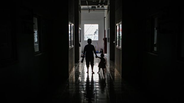 Warga berjalan melintas di dalam Kampung Susun Bayam, Jakarta Utara, Kamis (7/12/2023). Sejumlah warga menempati Rusun Kampung Bayam meskipun belum ada ijin atau surat resmi dari pihak yang berwenang. ANTARA FOTO/Erlangga Bregas Prakoso/pras.