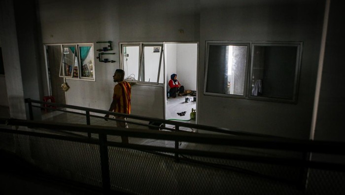 Warga berjalan melintas di dalam Kampung Susun Bayam, Jakarta Utara, Kamis (7/12/2023). Sejumlah warga menempati Rusun Kampung Bayam meskipun belum ada ijin atau surat resmi dari pihak yang berwenang. ANTARA FOTO/Erlangga Bregas Prakoso/pras.
