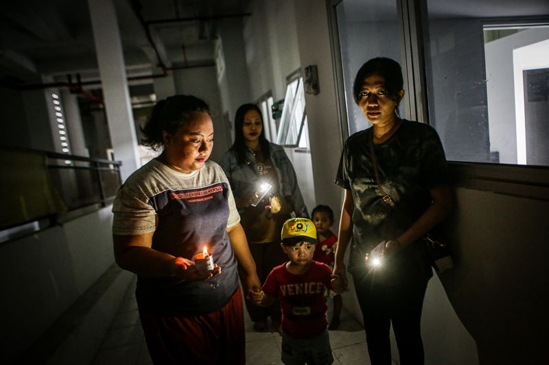 Warga berjalan melintas di dalam Kampung Susun Bayam, Jakarta Utara, Kamis (7/12/2023). Sejumlah warga menempati Rusun Kampung Bayam meskipun belum ada ijin atau surat resmi dari pihak yang berwenang. ANTARA FOTO/Erlangga Bregas Prakoso/pras.