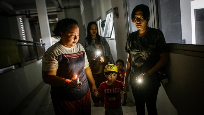 Warga berjalan melintas di dalam Kampung Susun Bayam, Jakarta Utara, Kamis (7/12/2023). Sejumlah warga menempati Rusun Kampung Bayam meskipun belum ada ijin atau surat resmi dari pihak yang berwenang. ANTARA FOTO/Erlangga Bregas Prakoso/pras.