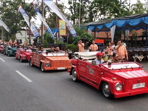 Wisata Keliling Borobudur, Magelang, naik VW Kuno. Diunggah Jumat (8/12/2023).