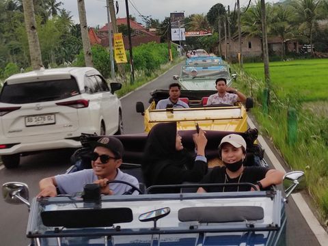 Wisata Keliling Borobudur, Magelang, naik VW Kuno. Diunggah Jumat (8/12/2023).