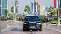 Sebagai mobil kepresidenan, Aurus Senat tentu memiliki spesfikasi keamanan tingkat tinggi. Senat Aurus perdana diungkap saat inagurasi Putin Mei 2018. Mobil itu sekaligus menggantikan Mercedes-Benz S 600 Guard Pullman yang sebelumnya menemani Putin beraktivitas. Dikutip dari berbagai sumber, mobil itu dilengkapi teknologi dan fitur keamanan nomor wahid. Salah satunya bisa menangkal ledakan, tembakan, hingga serangan gas kimia. Bahkan dalam kondisi darurat, bisa menyelam di dalam air. Rashed Al Mansoori/UAE Presidential Court/Handout via REUTERS