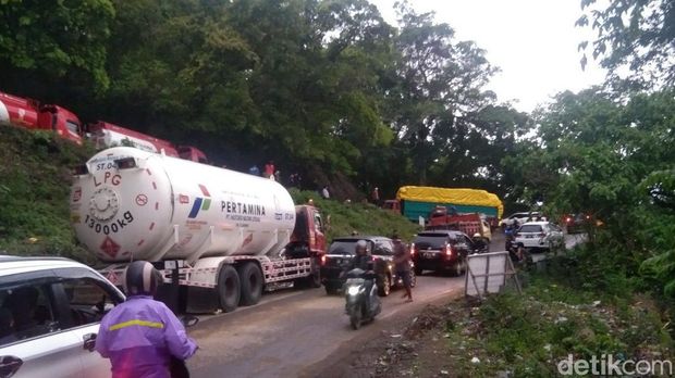 2 Truk mogok memicu kemacetan di Jalan Poros Bone-Maros  di jalur Tompo Ladang, Kecamatan Mallawa, Maros. Kemacetan parah menjelang jalur Camba tersebut dilaporkan mencapai 4 Km.