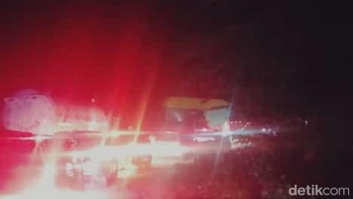 2 Truk mogok picu kemacetan parah di Tompo Ladang, Mallawa, Maros, malam ini. Agung Pramono/detikSulsel