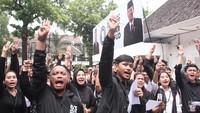 Kordinator Saksi, Pengamanan Pemilu & Advokasi TPD DKI Jakarta, Ahmad Wibi Wibawanto (kiri), Direktur Tim Pemenangan Muda DKI Jakarta Manik Marganamahendra membacakan deklarasi memenangkan Ganjar Pranowo dan Mahfud MD sebagai Presiden dan Wakil Presiden 2024 di Jakarta, Sabtu (9/12/2023).