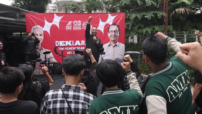 Aksi Tim Pemenangan Muda Siap Dukung Ganjar-Mahfud Tim Pemenangan Muda Ganjar Mahfud DKI Jakarta Ahmad Wibi Wibawanto (kiri), Direktur Tim Pemenangan Muda DKI Jakarta Manik Marganamahendra membacakan deklarasi memenangkan Ganjar Pranowo dan Mahfud MD sebagai Presiden dan Wakil Presiden 2024 di Jakarta, Sabtu (9/12/2023).