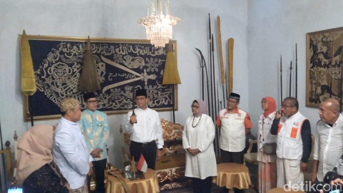 Anies Baswedan saat menggenggam keris Sunan Gunung Jati