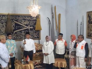 Anies Genggam Keris Sunan Gunung Jati di Keraton Kasepuhan Cirebon