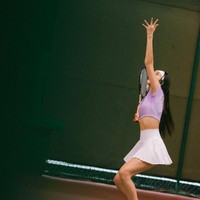 Anya tampil cantik dan seksi mengenakan setelan olahraga berupa atasan crop top berwarna ungu dan rok pendek putih. Penampilannya itu kemudian dilengkapi dengan headband berwarna putih dan sepatu senada dengan pakaian yang dikenakannya. Foto: Instagram/@anyageraldine