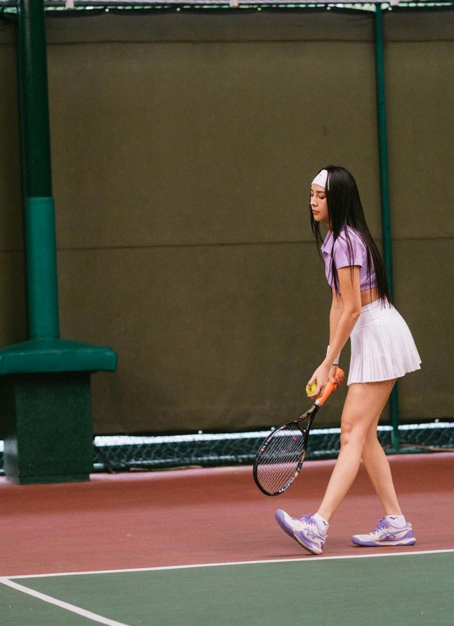 Pakaian yang dikenakan Anya itu membuat tubuh langsing dan kaki jenjangnya jelas terlihat. Penampilan Anya pun langsung jadi sorotan banjir beragam komentar dari netizen. Foto: Instagram/@anyageraldine