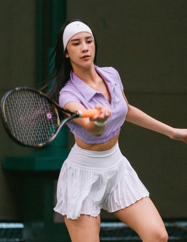 Artis cantik Anya Geraldine tampaknya sedang menyukai olahraga yang juga sedang banyak digandrungi oleh para artis, yaitu tenis. Melalui akun Instagram pribadinya Anya tampak membagikan potret dirinya saat bermain tenis. Foto: Instagram/@anyageraldine