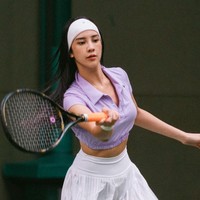 Artis cantik Anya Geraldine tampaknya sedang menyukai olahraga yang juga sedang banyak digandrungi oleh para artis, yaitu tenis. Melalui akun Instagram pribadinya Anya tampak membagikan potret dirinya saat bermain tenis. Foto: Instagram/@anyageraldine