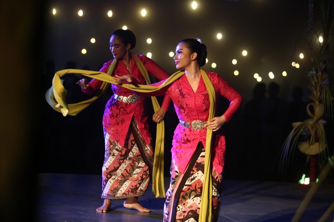 Penampilan mereka menuai pujian karena keluwesannya menari. Selain itu, keduanya juga dianggap berperan dalam melestarikan tarian tradisional di kalangan anak muda. Foto: Courtesy of Titimangsa