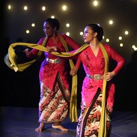 Penampilan mereka menuai pujian karena keluwesannya menari. Selain itu, keduanya juga dianggap berperan dalam melestarikan tarian tradisional di kalangan anak muda. Foto: Courtesy of Titimangsa