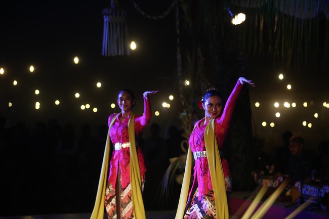 “Saya berada di panggung hanya untuk memprovokasi para seniman tradisi untuk tampil kembali dengan cemerlang, sambil mengenang kejayaan Seni Sunda khususnya di Sukabumi tahun 1980-an,” tulis Happy Salma di caption unggahan video Instagram. Foto: Courtesy of Titimangsa