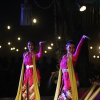 “Saya berada di panggung hanya untuk memprovokasi para seniman tradisi untuk tampil kembali dengan cemerlang, sambil mengenang kejayaan Seni Sunda khususnya di Sukabumi tahun 1980-an,” tulis Happy Salma di caption unggahan video Instagram. Foto: Courtesy of Titimangsa