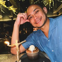 Sudah resmi kembali menikah dan mendapat predikat baru sebagai suami BCL, kue ultah Tiko dari BCL pun terlihat bertuliskan ‘Happy Birthday Suami’. Tengah berbahagia, terlihat Tiko memamerkan senyum sumringahnya ke arah kamera. Foto: Instagram/@tikoaryawardhana