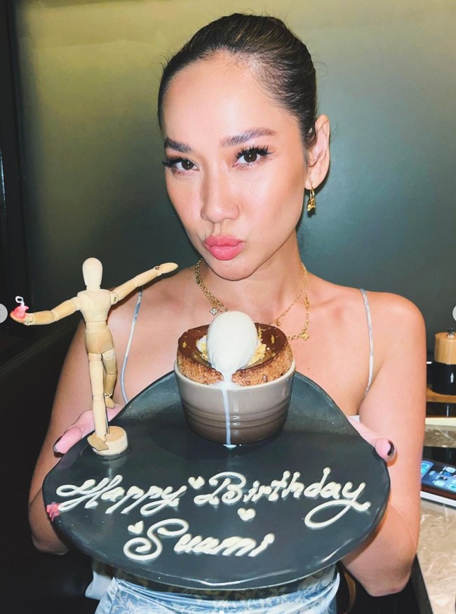 Pasangan pengantin baru itu memilih merayakan ultah dengan dinner romantis berdua di sebuah restoran mewah di Bali. Diketahuui bahwa Tiko dan BCL memang sedang berada di Bali untuk menghabiskan waktu bulan madu mereka. Foto: Instagram/@tikoaryawardhana