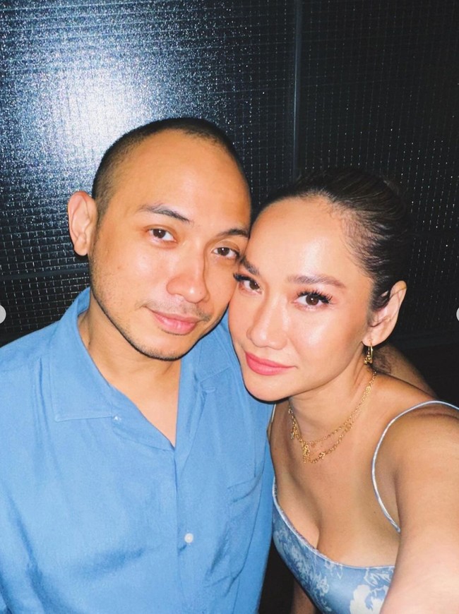 Sebagai pasutri baru keduanya terlihat kompak mengenakan busana berwarna senada. Tiko memilih mengenakan kemeja biru sementara BCL tampil cantik dengan dress bodycon tali spaghetti. Foto: Instagram/@tikoaryawardhana