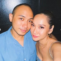 Sebagai pasutri baru keduanya terlihat kompak mengenakan busana berwarna senada. Tiko memilih mengenakan kemeja biru sementara BCL tampil cantik dengan dress bodycon tali spaghetti. Foto: Instagram/@tikoaryawardhana