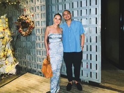 7 Potret BCL Rayakan Ultah Tiko Aryawardhana, Dinner Romantis Berdua di Bali