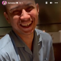 Walaupun terlihat malu-malu namun ekspresi bahagia jelas terpancar di wajah suami BCL tersebut. Ia juga mengucapkan terima kasih kepada BCL. Foto: Instagram/@itsmebcl