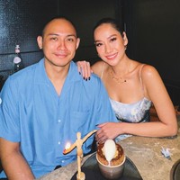 Suami Bunga Citra Lestari, Tiko Aryawardhana baru saja merayakan ulang tahunnya pada Jumat, 8 Desember 2023. Melalui akun Instagram masing-masing, Tiko dan BCL tampak membagikan momen perayaan ulang tahunnya yang romantis hanya berdua. Foto: Instagram/@tikoaryawardhana