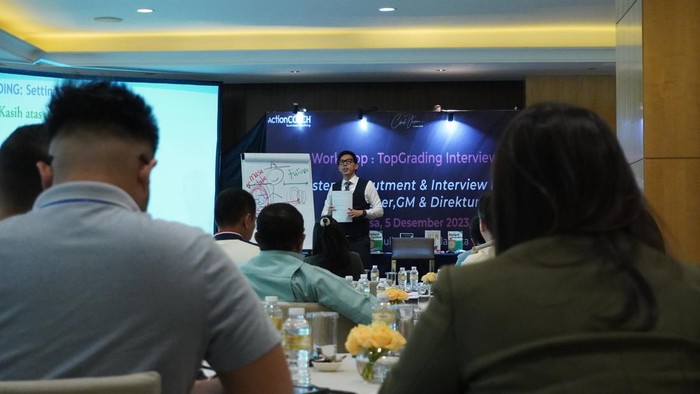 Belajar Merekrut C-Level dari Pemegang Lisensi The Great Game of Business Coach Yusman, coach bisnis yang tercatat sebagai Global Top 50 Business Coach ActionCoach, dan pemenang tiga penghargaan global, dalam Workshop Bisnis Sistem Rekrutmen dan Interview untuk Merekrut C-Level (Manager, General Manager, Direktur) di Hotel Mulia, Senayan, Jakarta, Selasa (5/12/2023).