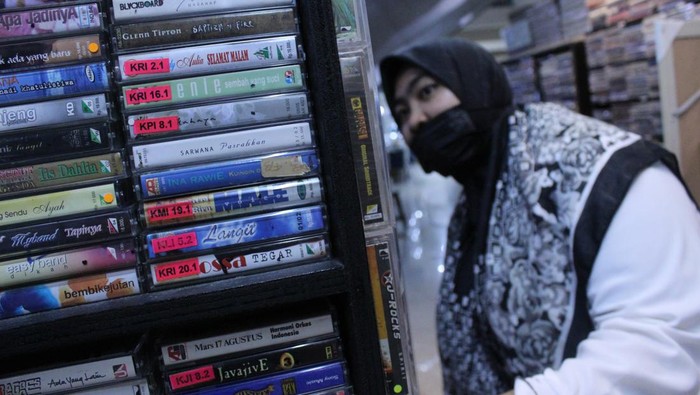 Pelanggan memilih kaset lawas di toko D'Jadul di Blok M Square, Melawai, Jakarta Selatan, Sabtu (9/12/2023). Pedagang mengatakan media musik lawas seperti CD, kaset, dan piringan hitam itu dijual mulai dari ratusan ribu hingga jutaan rupiah. ANTARA FOTO/Nadia Putri Rahmani/Ak/YU