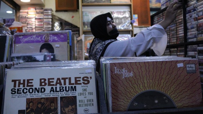 Pelanggan memilih kaset lawas di toko D'Jadul di Blok M Square, Melawai, Jakarta Selatan, Sabtu (9/12/2023). Pedagang mengatakan media musik lawas seperti CD, kaset, dan piringan hitam itu dijual mulai dari ratusan ribu hingga jutaan rupiah. ANTARA FOTO/Nadia Putri Rahmani/Ak/YU