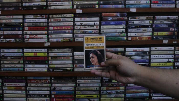 Pelanggan memilih kaset lawas di toko D'Jadul di Blok M Square, Melawai, Jakarta Selatan, Sabtu (9/12/2023). Pedagang mengatakan media musik lawas seperti CD, kaset, dan piringan hitam itu dijual mulai dari ratusan ribu hingga jutaan rupiah. ANTARA FOTO/Nadia Putri Rahmani/Ak/YU
