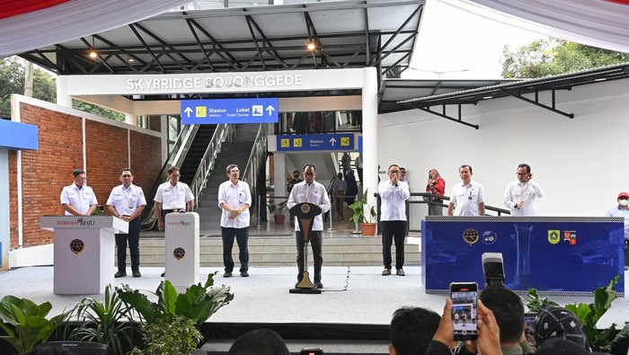 Bojonggede Kini Punya Skybridge! Nih Penampakannya Menteri Perhubungan Budi Karya Sumadi, Sabtu (9/12), meresmikan pengoperasian Skybridge atau Jembatan Penyeberangan Layang, yang menghubungkan Stasiun Kereta Rel Listrik (KRL) Bojonggede dengan Terminal Tipe C di Kabupaten Bogor.