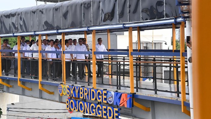 Bojonggede Kini Punya Skybridge! Nih Penampakannya Menteri Perhubungan Budi Karya Sumadi, Sabtu (9/12), meresmikan pengoperasian Skybridge atau Jembatan Penyeberangan Layang, yang menghubungkan Stasiun Kereta Rel Listrik (KRL) Bojonggede dengan Terminal Tipe C di Kabupaten Bogor.