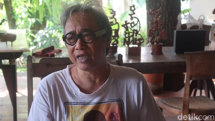 Budayawan Butet Kartaredjasa saat memberikan keterangan di kediamannya, Kasihan, Bantul, Sabtu (9/12/2023).
