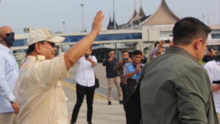 Calon Presiden (Capres) nomor urut 2 Prabowo Subianto mendarat di Bandara Internasional Minangkabau (BIM), Sabtu (9/12/2023) sekitar pukul 08.30 WIB.