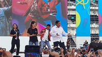 Ini sudah ada yang mengejek saya. Calon presiden kok bisanya joget aja, tapi jangankan diejek, saya biasa itu. Mau diejek kek, mau dimaki-maki kek, dihujat kek, kita joget aja! kata Prabowo.