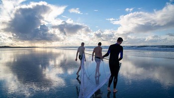 Out for a Good Catch karya Hans de Kroon memenangkan kategori Ecologists in Action. Foto: Hans de Kroon/Capturing Ecology 2023