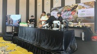 Walaupun untuk menggunakan tepung terigu Sania tak perlu diayak, chef Yongki punya alasan sendiri untuk tetap mengayaknya. Ia ingin campuran tepung, susu, dan maizena agar lebih merata. Foto: Detikcom / Atiqa Rana